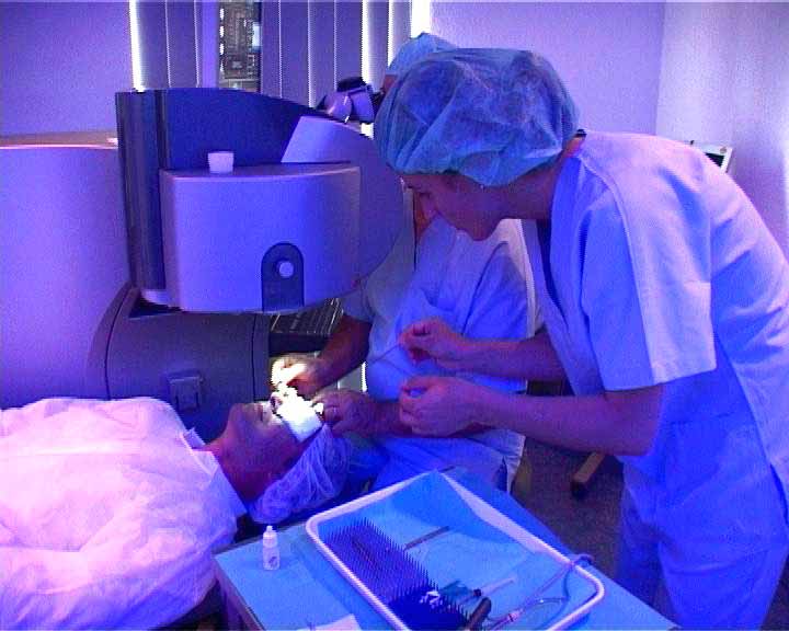Mit dem modernsten Lasergerät Europas ist die Operation an Dr. Hafezi in wenigen Sekunden durchgeführt.